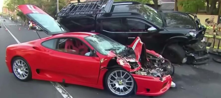 Σφαγιάστηκε σπάνια Ferrari πέφτοντας πάνω σε Nissan και Subaru (video)