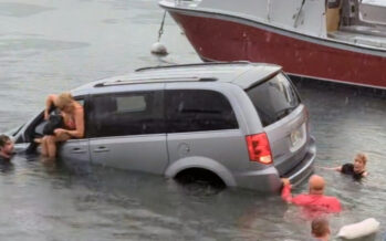 Έπεσε με το αυτοκίνητο στο λιμάνι επειδή της το είπε το GPS! (video)
