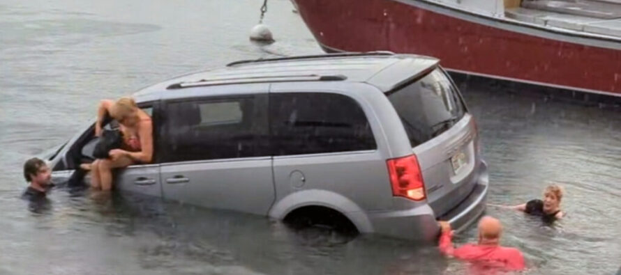 Έπεσε με το αυτοκίνητο στο λιμάνι επειδή της το είπε το GPS! (video)