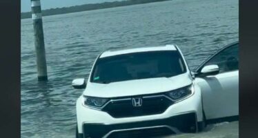Honda CR-V βυθίστηκε σε δευτερόλεπτα στη θάλασσα – Το μοιραίο λάθος της οδηγού (βίντεο)