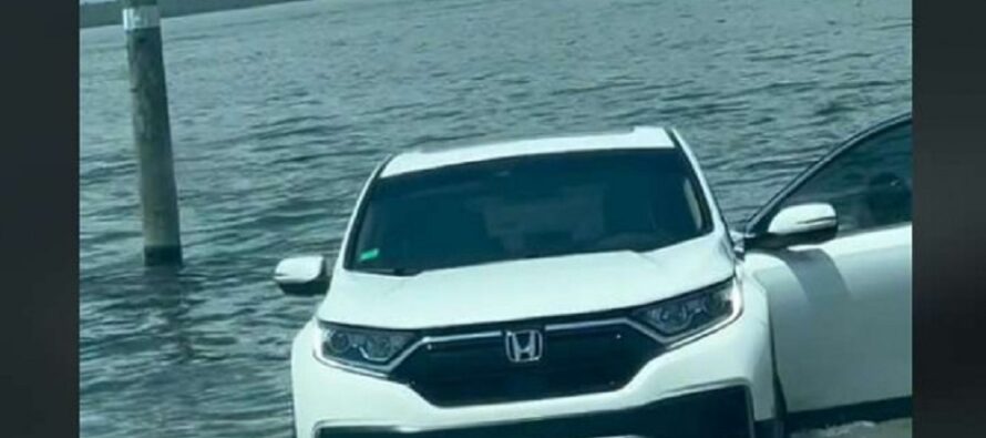Honda CR-V βυθίστηκε σε δευτερόλεπτα στη θάλασσα – Το μοιραίο λάθος της οδηγού (βίντεο)
