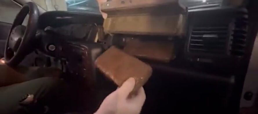 Βρέθηκαν πάνω από 22 κιλά ηρωίνη στο ντουλαπάκι του συνοδηγού – Δείτε πως χώρεσε τέτοια ποσότητα! (video)