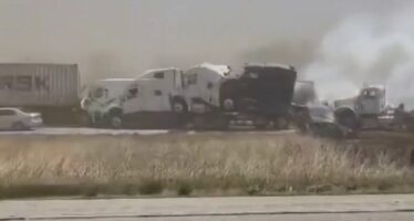 Δεκάδες τραυματίες και νεκροί σε καραμπόλα – Θύελλα σκόνης «τύφλωσε» τους οδηγούς (video)