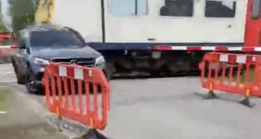 Αυτή η Mercedes δεν υπάρχει πια την «πάτησε» το τρένο – Η οδηγός ήθελε να περάσει με το ζόρι από κλειστή σιδηροδρομική διάβαση (βίντεο)