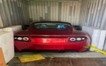 Τριπλό «τζακ ποτ» μέσα σε κοντέινερ – Βρέθηκαν μετά από δέκα χρόνια τρία ανέγγιχτα Tesla Roadster (εικόνες)