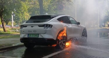 Φωτιά άρπαξε ένα ηλεκτρικό Ford Mustang Mach-E – Πώς κατάφεραν να το σώσουν οι Πυροσβέστες (βίντεο)