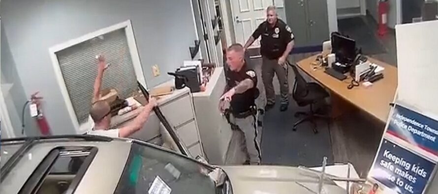 Μπούκαρε με το αυτοκίνητο μέσα σε αστυνομικό τμήμα – Προηγουμένως είχε κατεδαφίσει την πόρτα ενός γκαράζ (βίντεο)