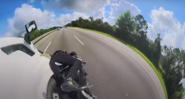 Σακατεύτηκε αλλά επέζησε μοτοσικλετιστής σε σοκαριστικό ατύχημα – Αν δεν έχετε «γερό» στομάχι μη δείτε το βίντεο