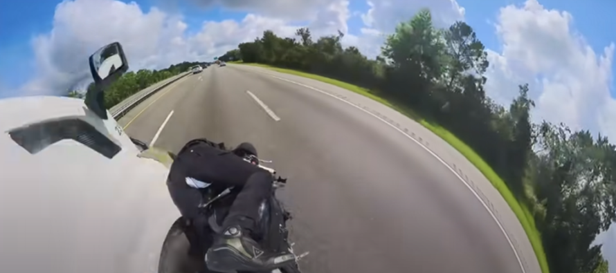 Σακατεύτηκε αλλά επέζησε μοτοσικλετιστής σε σοκαριστικό ατύχημα – Αν δεν έχετε «γερό» στομάχι μη δείτε το βίντεο
