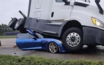«Χαλκομανία» έγινε Chevrolet Corvette από φορτηγό που την καταπλάκωσε – Χωρίς γρατζουνιά βγήκαν οι επιβάτες! (φωτογραφίες)