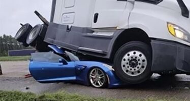 «Χαλκομανία» έγινε Chevrolet Corvette από φορτηγό που την καταπλάκωσε – Χωρίς γρατζουνιά βγήκαν οι επιβάτες! (φωτογραφίες)