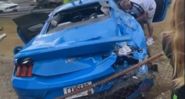 Σμπαράλιασε καινούργιο Ford Mustang GT σε κόντρα – Έχασε τον έλεγχο στην ευθεία ο οδηγός (βίντεο)