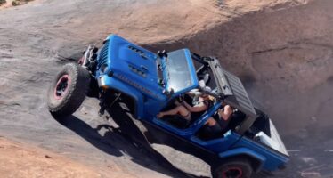 Ντροπιαστική στιγμή για το Jeep Gladiator – Έχασε έναν τροχό σκαρφαλώνοντας! (βίντεο)
