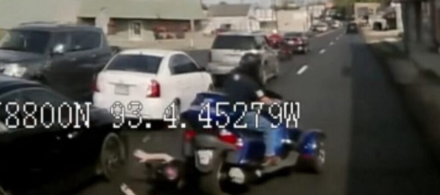 Λεωφορείο «κοκκάλωσε» λίγα εκατοστά μπροστά από γυναίκα που έπεσε στο δρόμο (βίντεο)