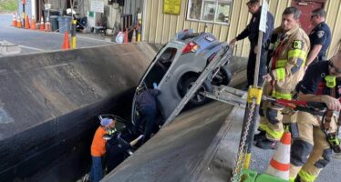 Πέταξε κατά λάθος στα σκουπίδια ένα Subaru Forester – Η Πυροσβεστική απεγκλώβισε την οδηγό