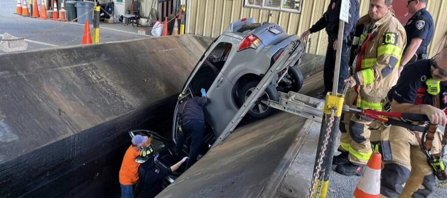 Πέταξε κατά λάθος στα σκουπίδια ένα Subaru Forester – Η Πυροσβεστική απεγκλώβισε την οδηγό