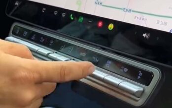 Απίστευτη πατέντα σε Tesla – Έβαλε κουμπιά στην οθόνη αφής του αυτοκινήτου! (βίντεο)