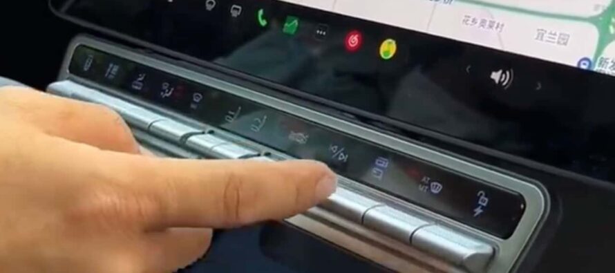 Απίστευτη πατέντα σε Tesla – Έβαλε κουμπιά στην οθόνη αφής του αυτοκινήτου! (βίντεο)