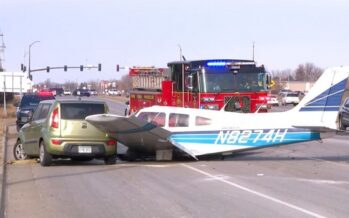 Συγκλονιστικό ατύχημα με αεροπλάνο που έκανε αναγκαστική προσγείωση σε αυτοκινητόδρομο – Προσέκρουσε σε διερχόμενο αυτοκίνητο (βίντεο)