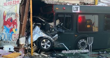 Συγκλονιστικό ατύχημα: Λεωφορείο «έλιωσε» αυτοκίνητο που παραβίασε STOP – Διαλύθηκε και ένα εστιατόριο (βίντεο)
