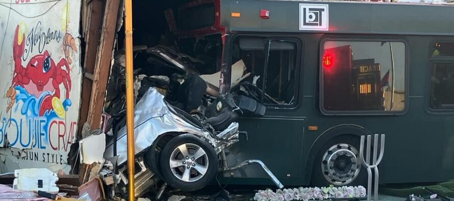 Συγκλονιστικό ατύχημα: Λεωφορείο «έλιωσε» αυτοκίνητο που παραβίασε STOP – Διαλύθηκε και ένα εστιατόριο (βίντεο)