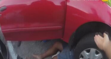 Τρομακτικό ατύχημα: Γλίστρησε η ράμπα και το αυτοκίνητο πλάκωσε άντρα που εργάζονταν από κάτω (βίντεο)