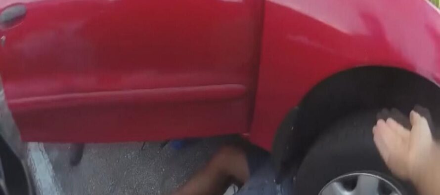 Τρομακτικό ατύχημα: Γλίστρησε η ράμπα και το αυτοκίνητο πλάκωσε άντρα που εργάζονταν από κάτω (βίντεο)