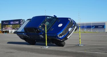 Απίστευτο ακροβατικό με Ford Ranger Raptor έφερε νέο Παγκόσμιο Ρεκόρ Guinness (φωτογραφίες & βίντεο)
