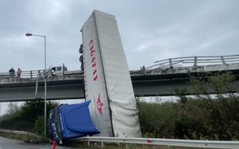 Θεσσαλονίκη: Νταλίκα έκανε βουτιά από γέφυρα – Τραυματίστηκε ο οδηγός (βίντεο)
