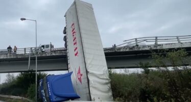 Θεσσαλονίκη: Νταλίκα έκανε βουτιά από γέφυρα – Τραυματίστηκε ο οδηγός (βίντεο)