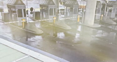 Θρίλερ στα σύνορα – Αυτοκίνητο προσέκρουσε με ιλιγγιώδη ταχύτητα και ανατινάχτηκε κοντά σε σταθμό ελέγχου (βίντεο)
