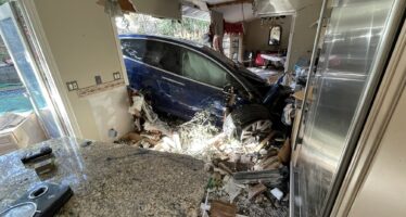 Σαν «βόμβα» έσκασε Tesla μέσα στην κουζίνα σπιτιού – Η 70χρονη οδηγός διέλυσε τα πάντα (φωτογραφίες & βίντεο)
