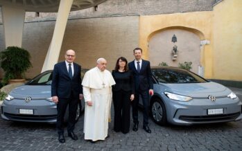 Με τις «ευλογίες» του Πάπα Φραγκίσκου τα ηλεκτρικά Volkswagen στο Βατικανό