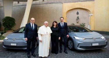Με τις «ευλογίες» του Πάπα Φραγκίσκου τα ηλεκτρικά Volkswagen στο Βατικανό