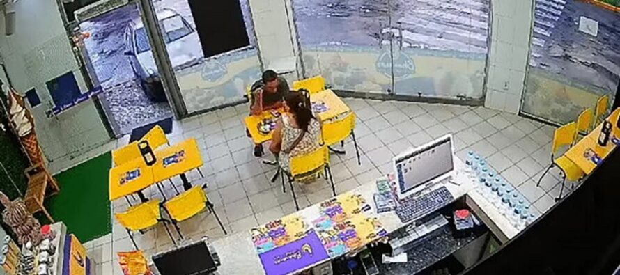 Μεθυσμένος οδηγός εισέβαλε με το αυτοκίνητο σε κατάστημα – Σκληρές εικόνες από την πρόσκρουση σε τραπέζι που κάθονταν ένα ζευγάρι  (βίντεο)