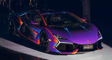 Η πολύχρωμη Lamborghini Revuelto – Πάνω από 430 ώρες την έβαφαν με το χέρι (φωτογραφίες & βίντεο)