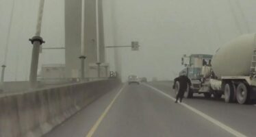 Η τρομακτική στιγμή που μπετονιέρα αποφεύγει στο «τσακ» ακινητοποιημένο όχημα – Παραλίγο να πατήσει τον οδηγό (βίντεο)