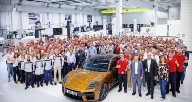 Δυο εκατομμύρια Porsche έχουν κατασκευαστεί σε αυτό το εργοστάσιο – Μια Panamera έφερε το νέο ρεκόρ (φωτογραφίες)