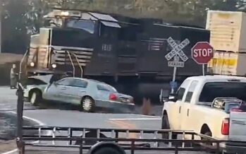 Τρένο «πετσόκοψε» αυτοκίνητο που κόλλησε στις ράγες – Οι επιβάτες βγήκαν την τελευταία στιγμή (βίντεο)