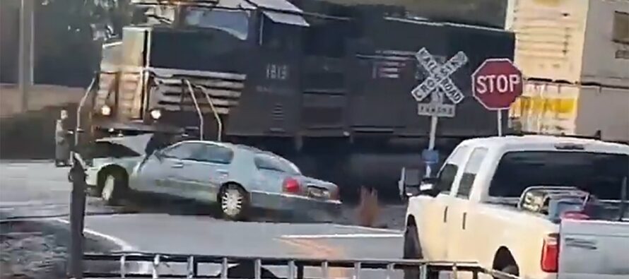 Τρένο «πετσόκοψε» αυτοκίνητο που κόλλησε στις ράγες – Οι επιβάτες βγήκαν την τελευταία στιγμή (βίντεο)
