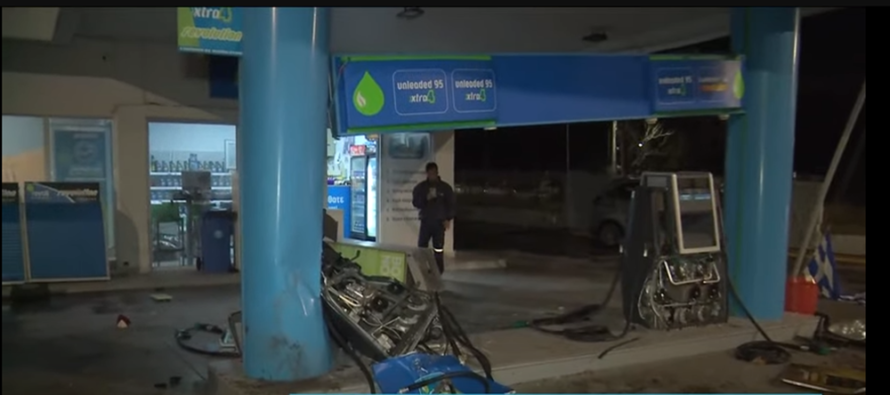 Αυτοκίνητο κυριολεκτικά ισοπέδωσε βενζινάδικο στη Βούλα – Ο οδηγός σηκώθηκε και έφυγε (βίντεο)