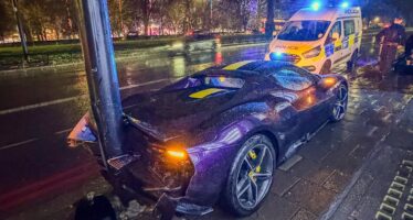 “Pole dance” σε δυο κολόνες έκανε μια Ferrari 296 GTB – Ο «χορός» θα κοστίσει 116.000 ευρώ σε επισκευές (βίντεο)