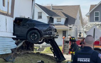 Ford Mustang γκρέμισε τοίχο και μπήκε το μισό μέσα σε σπίτι (φωτογραφίες)
