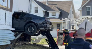 Ford Mustang γκρέμισε τοίχο και μπήκε το μισό μέσα σε σπίτι (φωτογραφίες)