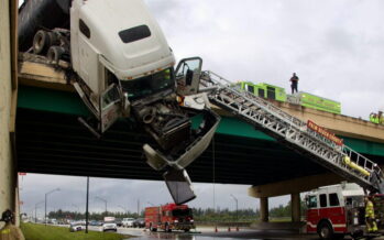 Καρέ- καρέ η διάσωση οδηγού από την Πυροσβεστική – Εγκλωβίστηκε στο φορτηγό του που κρέμονταν από γέφυρα (φωτογραφίες & βίντεο)