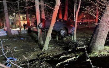 Το πιο αλλοπρόσαλλο τροχαίο ατύχημα που έχετε δει – Κανείς δε μπορεί να εξηγήσει πως βρέθηκε εκεί το αυτοκίνητο (φωτογραφίες)