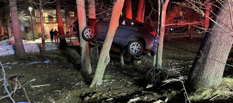 Το πιο αλλοπρόσαλλο τροχαίο ατύχημα που έχετε δει – Κανείς δε μπορεί να εξηγήσει πως βρέθηκε εκεί το αυτοκίνητο (φωτογραφίες)
