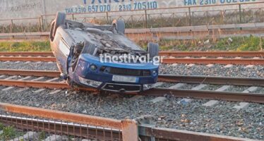 Θεσσαλονίκη: Βρέθηκε αναποδογυρισμένη Skoda Octavia σε γραμμές τρένου –  Κανείς δεν υπήρχε μέσα στο αυτοκίνητο (φωτογραφίες)