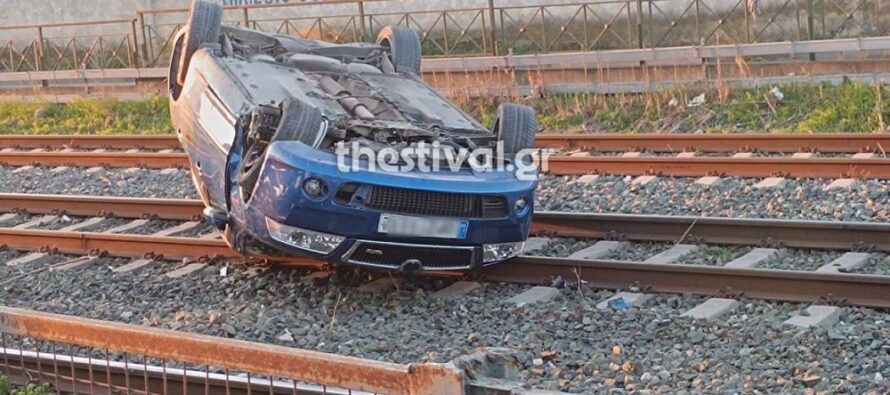 Θεσσαλονίκη: Βρέθηκε αναποδογυρισμένη Skoda Octavia σε γραμμές τρένου –  Κανείς δεν υπήρχε μέσα στο αυτοκίνητο (φωτογραφίες)