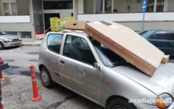 Τρίπολη: Ασυνείδητος οδηγός πάρκαρε μπροστά σε κάδους – Του άφησαν σκουπίδια πάνω στο αυτοκίνητο ως «πρόστιμο» (φωτογραφίες)